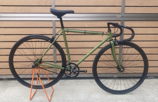 【下鴨店】スポーツ自転車お買い得saleの中からおススメ車体のご紹介✨こちらのカラーを探している方も多いのでは?ピストバイクの火付け役！FUJI（フジ）FEATHER　（フェザー）カラー：マットカーキをご紹介✨