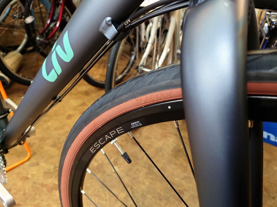 修学院店】やっと入ってきました！GIANT ESCAPE R W DISC マット