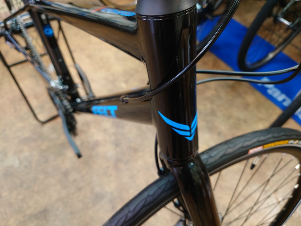 修学院店】通勤通学にスタイリッシュなクロスバイクを！【FELT VERZA